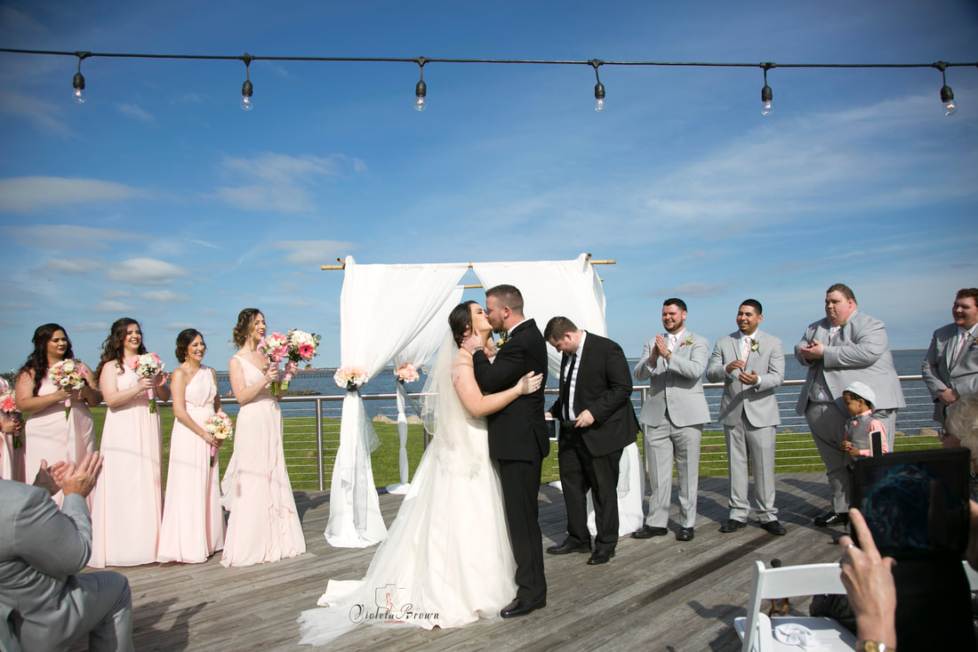 https://violabrownphotography.com/uploads/3/5/1/3/35134049/wedding-first-kiss_orig.jpg